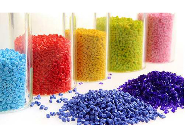 將支架粘接到復(fù)合樹脂修復(fù)體上時(shí)，是否應(yīng)使用硅烷偶聯(lián)劑？